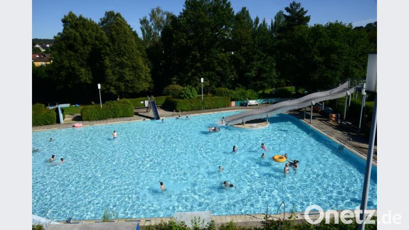 Im Nichtschwimmerbecken des Pleysteiner Freibads tummelten sich vor Corona weitaus mehr Menschen. Bademeister Hubert Rewitzer ist mit den Besucherzahlen zufrieden, besonders auffallend ist, dass viele auswärtige Besucher in der Pleysteiner Freizeiteinrichtung Erholung und Ausgleich finden wollen. Bild: bey