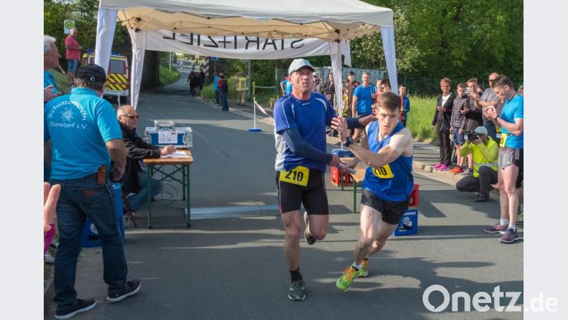 Die Staffelstäbe werden in diesem Jahr nicht übergeben. Der 36. Landkreislauf, der auf elf Etappen von Ehenfeld nach Neukirchen geführt hätte, fällt nun auch am Ersatztermin aus. Bild: CLINGL, Lingl