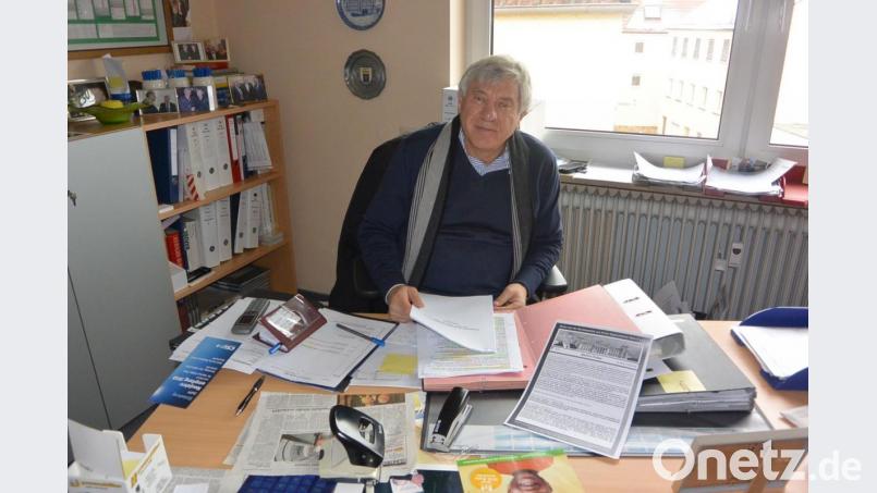 Trotz vieler wegen Corona geplatzter Termine ist Bundestagsabgeordneter Alois Karl, hier in seinem Büro in Neumarkt, gut mit Arbeit eingedeckt, wie er selbst sagt. Bild: Christian Biersack/exb