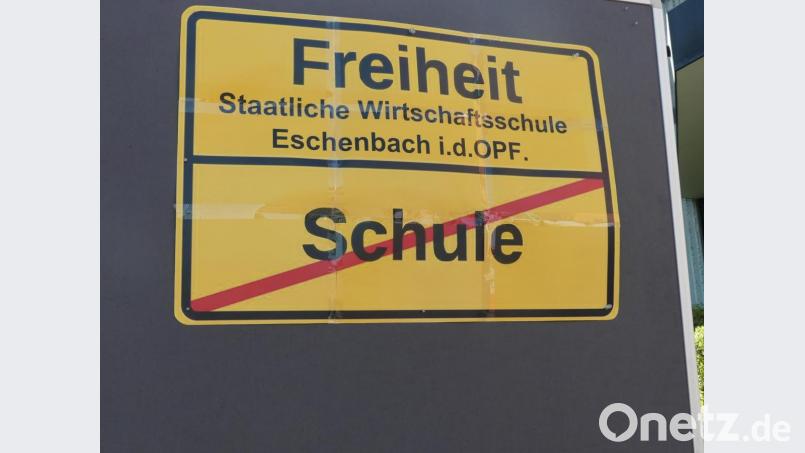 Die Abschlussprüfungen sind geschafft und für die Eschenbacher Wirtschaftsschüler beginnt ein neuer Lebensabschnitt. Dazu weist ein &quot;Ortsschild&quot; den Absolventen in einem Auto-Konvoi den Weg in die Freiheit. Bild: rn