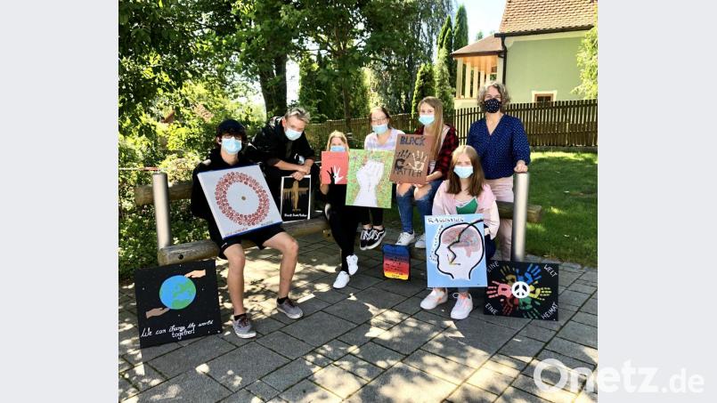 Die Mädchen und Buben der Mittelschule Waldsassen im Sommeratelier zusammen mit Annette Hähnlein (rechts) Bild: Mittelschule Waldsassen/exb