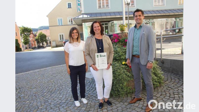 Bürgermeister Rudolf J. Teplitzky (rechts) und Lea Thannhäuser freuen sich, dass sie mit Petra Zach nicht nur eine neue Mitarbeiterin, sondern auch eine neue Standesbeamtin in ihren Reihen haben. Bild: frd