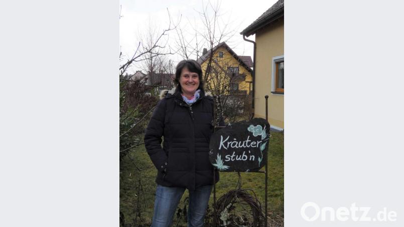 Regina Herrmann ist zertifizierte Kräuterführerin. Sie weiß genau, welches Kraut sich zum Räuchern eignet, und gibt das Wissen über das alte Brauchtum gerne weiter. Bild: privat