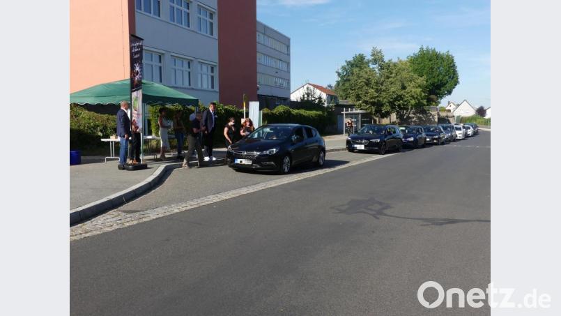 In einem langen Konvoi nähern sich Schüler und Eltern der Zeugnis-Ausgabestelle in der Jahnstraße. Bild: rn