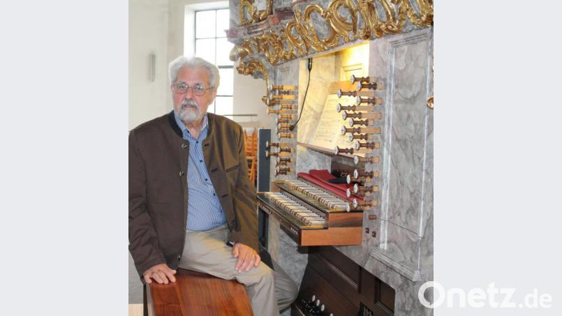 Der Berliner Organist Peter Simonett ist mit der Oberviechtacher Eisenbarth-Orgel gut vertraut. Bild: lg