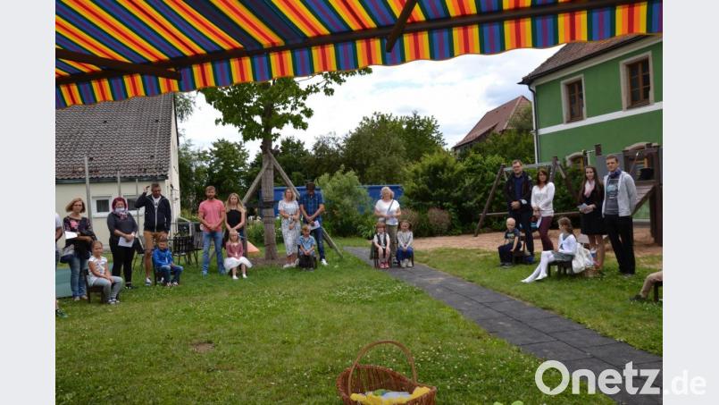 Ganz anders wurde heuer die Verabschiedung aus dem Kindergarten im Garten gefeiert. Trotzdem wurden Lieder und Gebete vorgetragen. Nur die Vorschulkinder mit ihren Eltern waren anwesend. Sie erhielten den Segen durch Pfarrer Josef Most. Bild: gi