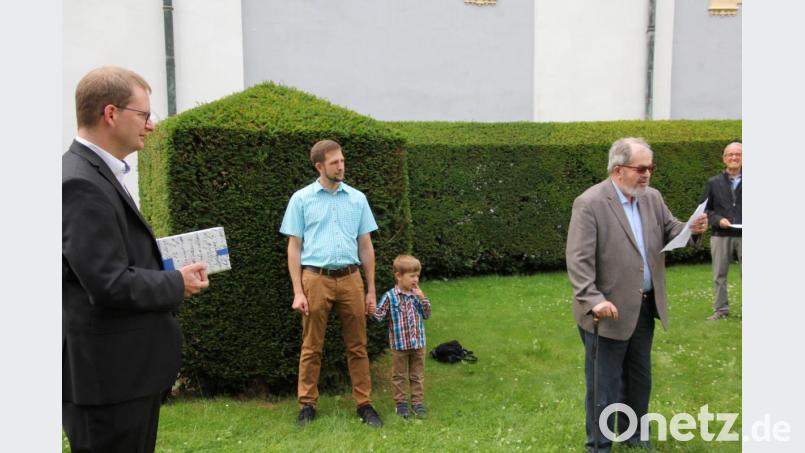 Günther Juba (rechts) trug ein lustig pointiertes Gedicht vor, Andreas Grillmeier (Mitte) gratulierte im Namen der Pfarrei. Links Andreas Sagstetter. Bild: kro