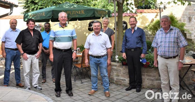 In der Jahreshauptversammlung des Deutsch-Amerikanischen Gemeinsamen Ausschusses (DAGA) wählen die Mitglieder erneut Helmuth Wächter (Vierter von links) zum deutschen DAGA-Präsidenten. Da es heuer wegen Corona kein deutsch-amerikanisches Volksfest geben wird und deshalb auch keine Einnahmen, bittet der DAGA um Spenden, damit die Wohlfahrtspaketaktion zu Weihnachten durchgeführt werden kann. Bild: rgr