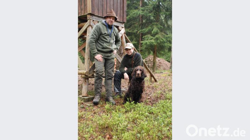 Jagdpächter Rainer Bayer ist im Revier Guttenberg mit seinem Sohn Luca unterwegs zur Wildfütterung. Nicht dabei fehlen darf natürlich Aron, der siebenjährige braune Wachtelhund. Bild: privat