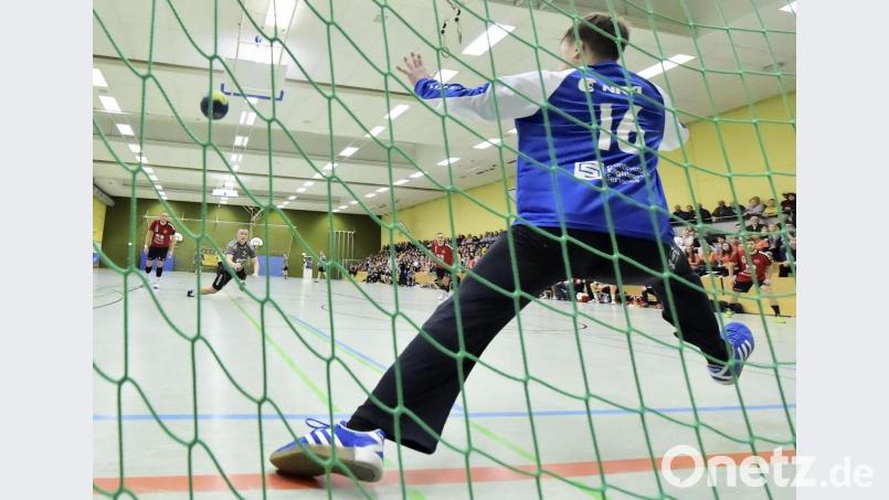 Als die Welt noch in Ordnung war, gewann der HC Sulzbach (im Bild Torhüter Martin Feldbauer bei einem Siebenmeter von Marek Nachtman) das Derby der Handball-Bezirksoberliga bei der HG Amberg mit 27:24. Das Rückspiel Ende März wurde wegen der Coronakrise schon nicht mehr ausgetragen. Archivbild: Ziegler