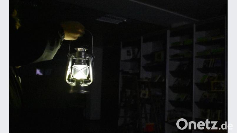 Nur mit einer kleinen Lampe als Lichtquelle, müssen die Besucher des Escape Rooms gemeinsam knifflige Rätsel lösen. Bild: sbt
