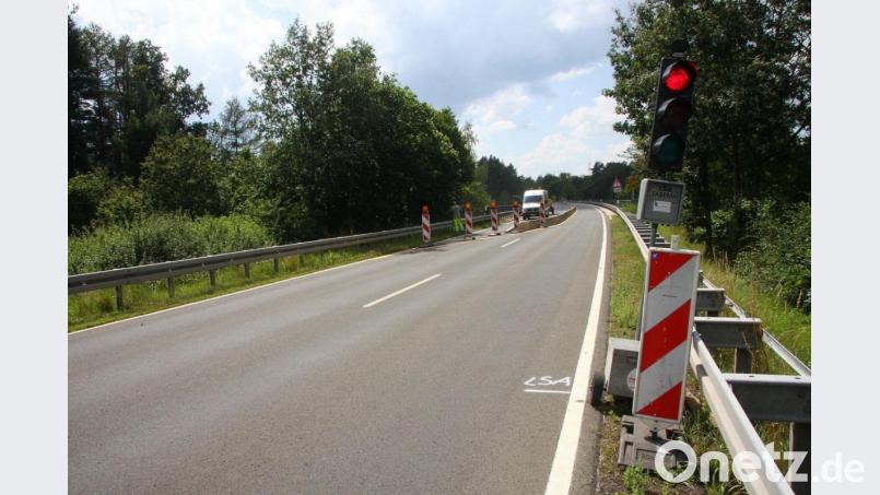 Etwas Geduld ist derzeit an der Staatsstraße 2167 bei Falkenberg gefragt. Grund dafür ist eine Baustelle an der Waldnaabbrücke. Bild: wro