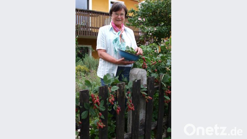 „Mein Garten ist zwar nicht besonders groß“, sagt Markusine Guthjahr. „Aber darin ist Platz für sämtliche Kräuter, die ich für meine verschiedenen Tees benötige.“ Bild: Guthjahr/exb