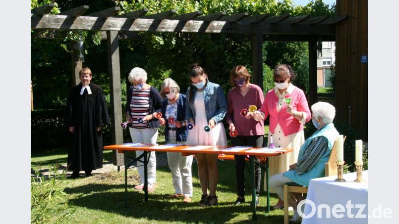 Beim Gottesdienst im Freien stellte die Kirchengemeinde das neue Glockenspiel vor. Bild: fpoz