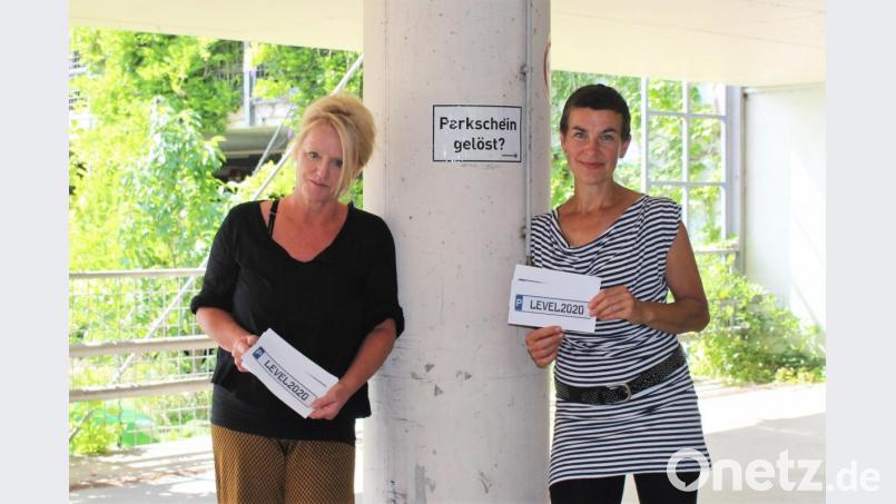 Hanna Regina Uber (links) und Michaela Peter haben ihren Parkschein gelöst. „LEVEL 2020“, das 8. Kunst-Symposium kann beginnen. Bild: Williamson, Dagmar