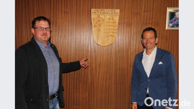 Bürgermeister Stephan Schübel (links) sprach mit MdB Albert Rupprecht über den Lärmschutz an der Bahnstrecke durch das Gemeindegebiet und kurz auch über die Zukunft des Basaltwerk-Areals. Bild: kro
