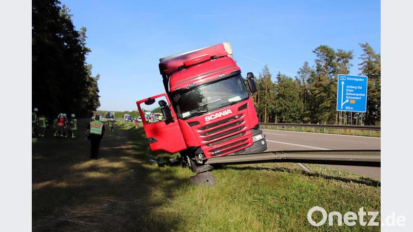 Der rechte Fahrstreifen der A 6 in Richtung Nürnberg etwa auf Höhe von Ebermannsdorf ist am Mittwochabend nach einem Unfall zeitweilig gesperrt. Bild: jma