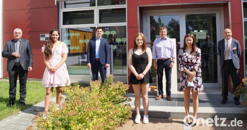 Studiendirektor Thomas Schiller (rechts) freute sich, als Ehrengäste den stellvertretenden Landrat Richard Tischler, Bürgermeister Rudolf Teplitzky und den stellvertretenden Schulleiter des BSZ Schwandorf, Johann Bauer (von links), zur Verabschiedung begrüßen zu können. Als beste Schülerinnen des Fachbereichs Sozialpflege wurden Sophie Pamler (1,67), Julia Becher (1,67) und Denissa Hasmasan (1,55) (von links) geehrt. Bild: weu