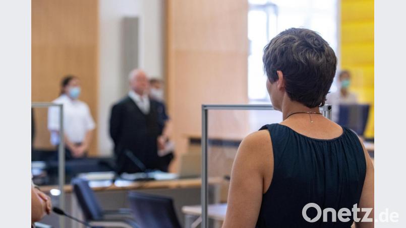 Barbara F. (rechts), Zwillingsschwester von Maria Baumer, hat am Mittwoch als Zeugin ausgesagt. Bild: Armin Weigel/dpa