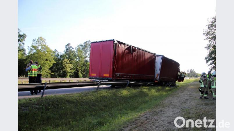 Der Lastwagen geriet in die Leitplanke, kippte jedoch nicht vollständig um. Ein Abschleppdienst musste ihn bergen. Bild: jma