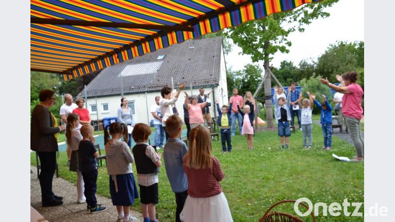 Ganz anders wurde heuer die Verabschiedung aus dem Kindergarten im Garten gefeiert. Trotzdem wurden Lieder und Gebete vorgetragen. Nur die Vorschulkinder mit ihren Eltern waren anwesend. Sie erhielten den Segen durch Pfarrer Josef Most. Bild: gi