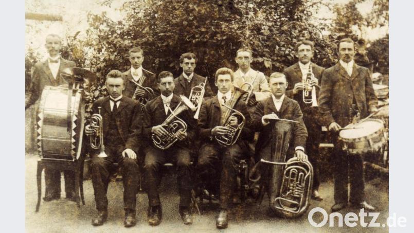 Die Blaskapelle Reuth im Jahr 1912. Vorne Zweiter von links der Jungunternehmer Josef Witt. Bild: Witt Firmenarchiv