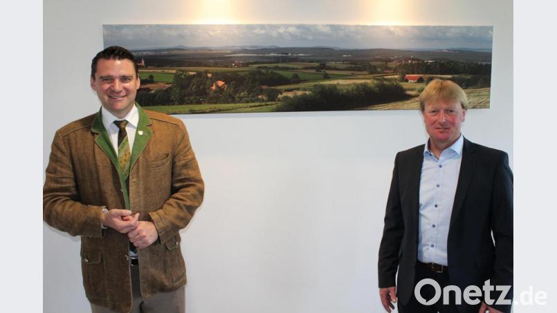 Bürgermeister Markus Schiesl (rechts) stattete Landrat Thomas Ebeling seinen Antrittsbesuch ab. Bild: exb