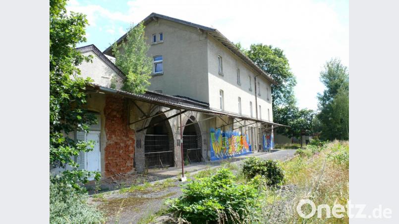 Eine Wohnung im Bahnhof Waldsassen soll künftig als Jugendtreff genutzt werden. Mitglieder des Jugendstadtrats haben bereits mit den Arbeiten begonnen. Bild: kgg