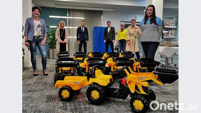 Die Vertreterinnen der fünf Kindergärten freuen sich über die Spielzeugtraktoren von (hinten, von links) Tobias Hero und Tobias Stemmer Bild: R. Kreuzer