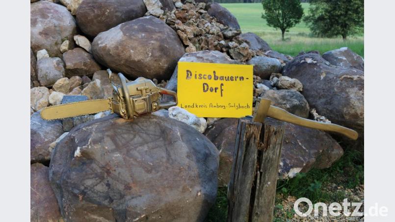 Goldene Hacke und Motorsäge brauchten die Burschen vonLaBrassBanda nicht, die gab es bereits im Dorf. Bild: lei