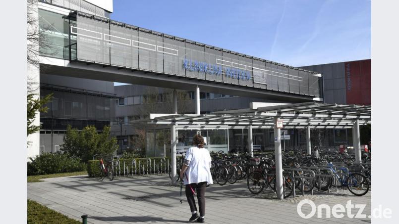 Nach der drohenden Insolvenz, Millionenkrediten und die Übernahme dieser durch die kommunalen Träger kann es weitergehen bei der Kliniken Nordoberfpalz AG. Das sagt ein aktuelles Gutachten. Aber es drohen harte Einschnitte. Bild: Petra Hartl