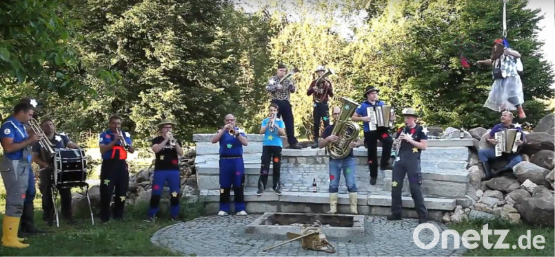 Die Discobauern aus Achtel wurden von ihrer Fee (oben, rechts) nach langer Suche endlich gefunden. Bild: lei