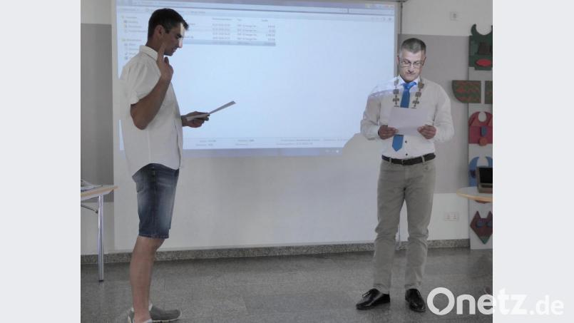 Bürgermeister Dietmar Schaller (rechts) vereidigt den neuen Ortssprecher Matthias Bauer aus Engleshof. Bild: fsb
