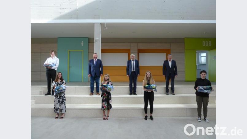 Ehrung der Besten des Abschlussjahrgangs 2020: Im Bild in der hinteren Reihe von links Dennis Gefel, Schulleiter Oliver Brandt, Zweiter Bürgermeister Horst Geißel, Landratsstellvertreter Roland Schöffel; vorne von links Lea Boller, Alina Dylda, Jessica Neiman, Sarah Bäuml. Bild: Fichtelgebirgsrealschule Marktredwitz/exb