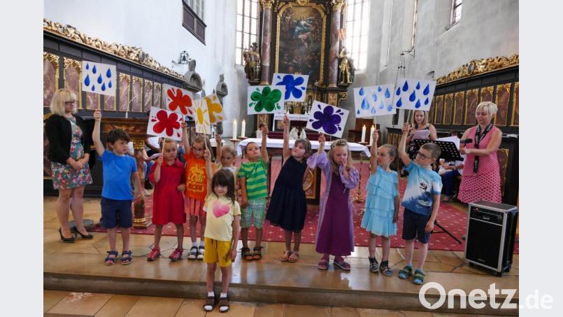 In einem kleinen Spiel über die Farben des Regenbogens erklärten die Mädchen und Buben die Bedeutung der einzelnen Farben. Bild: wbe