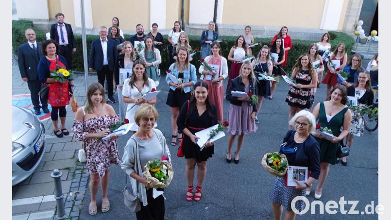 Die Erzieher schafften eine ungewöhnliche Ausbildung in der Corona-Zeit. Die Lehrer Anneliese Cipa (vorne, rechts) und Inge Pecher (vorne, links) werden von der Caritas-Fachakademie für Sozialpädagogik mit Blumensträußen verabschiedet. Bild: Dobmeier