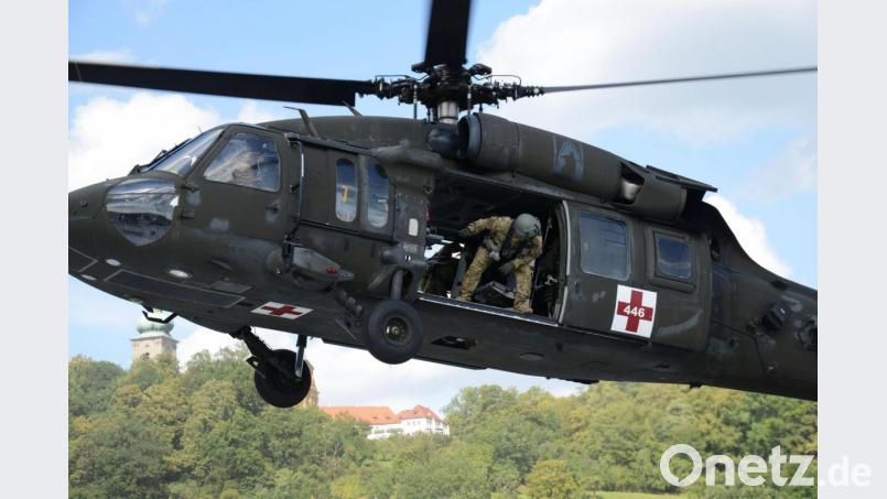 Ein Hubschrauber der US-Armee kreiste am späten Donnerstagabend über Weiden. Auch in Amberg und Regensburg war das der Fall. Symbolbild: Petra Hartl