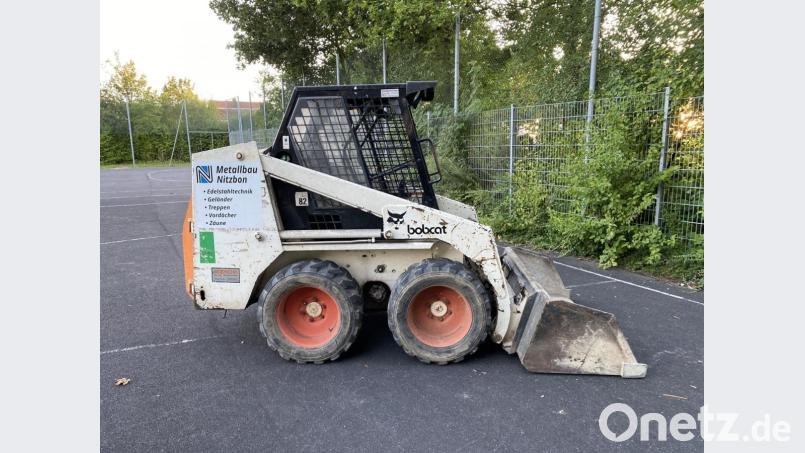 Mit einem Taschenmesser schlossen Jugendliche den Radlader kurz und fuhren damit auf dem Hockeyplatz in der Von-Scheffel-Straße herum. Bild: piam