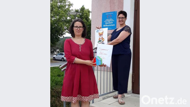 Lydia Wetzel vom Mehrgenerationenhaus und Doris Baumann von der Stadtbücherei St. Michael laden alle zum Lesen in den Ferien ein. Bild: exb