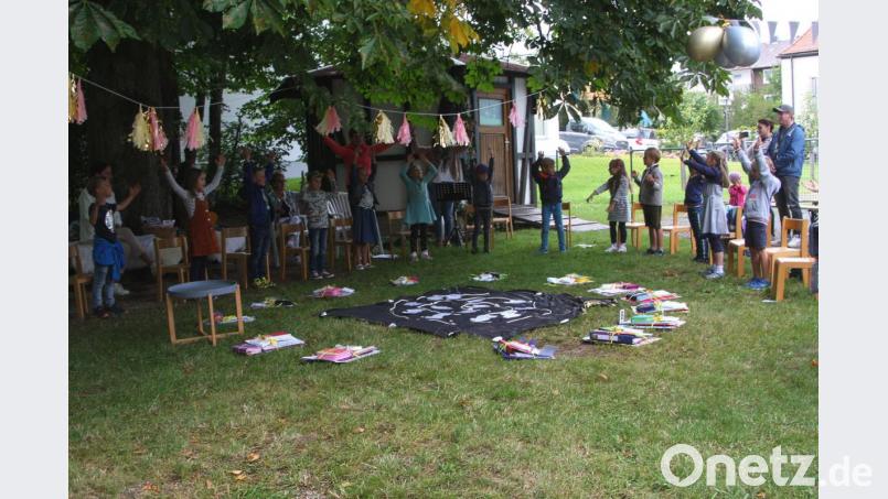 Gemeinsam wurde gesungen und getanzt. Aus der Abschiedsfeier wurde ein kleines Kindergartenfest, das die Vorschulkinder für ihre Gäste veranstalteten. Bild: wro