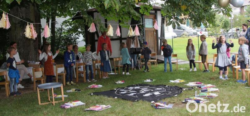 Statt wie sonst in der Kirche verabschiedeten sich die Buben und Mädchen im Freien von ihrem &quot;Haus der Kinder Sankt Elisabeth&quot;. Danach lud man die Gäste zu einer kleiner Kindergarten-Feier ein, um das Sommerfest wenigstens im kleinen Rahmen nachzuholen. Bild: wro