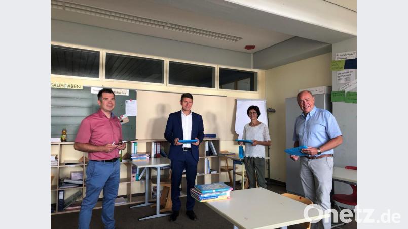 Thomas Wiedenbauer (von links), Florian Fuchs, Eva Hampel und Bürgermeister Roland Strehl ziehen Bilanz auf dem Weg zur „Digitalen Schule“. Bild: Michael Lassen
