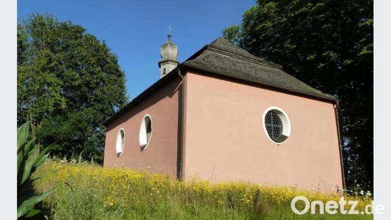 Die Jakobskirche bei Fuchsberg, umrahmt von Blumen am Jakobsweg und Goldsteig gelegen, ist das Ziel vieler Pilger und Wanderer. Im Jahr 2016 kam Weihbischof Reinhard Pappenberger vorbei, um das Jubiläum „250 Jahre Jakobikirche“ und den Abschluss der Innensanierung mitzufeiern. Bild: Portner