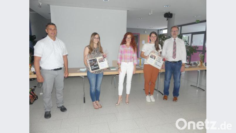 Wolfgang Bodensteiner (rechts), Bürgermeister Marcus Gradl und Anja Bräu (Mitte) verabschieden Tanja Braun (Zweite von links) und Katharina Koch. Bild: rn