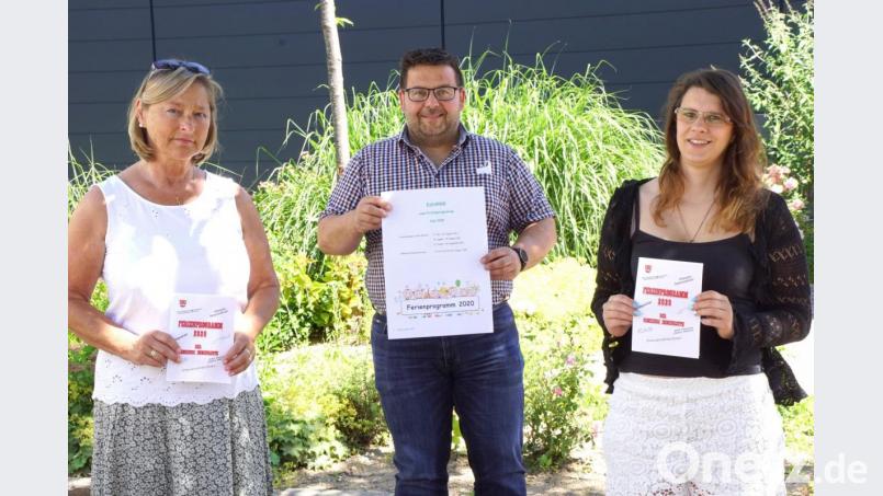 Ein abwechslungsreiches und kreatives Ferienprogramm haben Koordinatorin Brigitte Strößner, Bürgermeister Thomas Kaufmann und Jugendbeauftragte Stefanie Stelzl (von links) aufgestellt. Bild: bkr