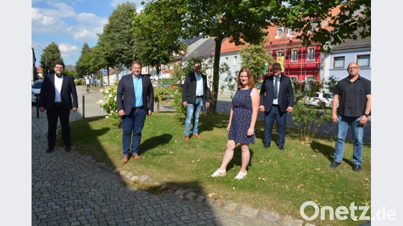BRK-Kreisgeschäftsführer Holger Schedl, die Bürgermeister Stefan Grillmeier (Mitterteich) und Stephan Schübel (Pechbrunn), Seniorenbüro-Leiterin Christiane Bleistein, Bürgermeister Johann Burger (Leonberg) und Robert Hoyer (BRK Mitterteich) stellten die künftige Nachbarschaftshilfe in der Verwaltungsgemeinschaft Mitterteich vor. Bild: jr