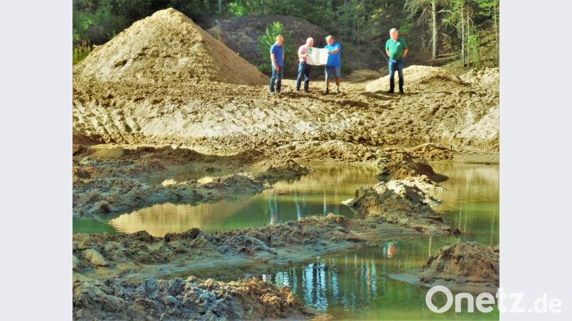 Man braucht schon Fantasie, um sich vorzustellen, dass aus dem Areal eine Kinderstube für Fische, Amphibien und Insekten werden kann. Jens Georgi und Adolf Küblböck von der LBV-Ortsgruppe Weiherhammer danken Grubenbesitzer Richard Suttner aus Pressath und Fritz Kick, dem Vorsitzenden des Fischereivereins Etzenricht, für ihre tatkräftige Mitarbeit (von links). Bild: jml