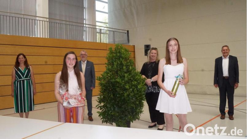 Über eine Eins vor dem Komma freuen sich (vorne, von links) Antonia Dümler und Celina Weißenberger. Dazu gratulieren (hinten, von links) Klassenleiterin Renate Schmidt, Rektor Ferdinand Höllerer, Elternbeiratsvorsitzende Simone Frohnhöfer und Bürgermeister Joachim Neuß. Bild: Mittelschule Auerbach/exb