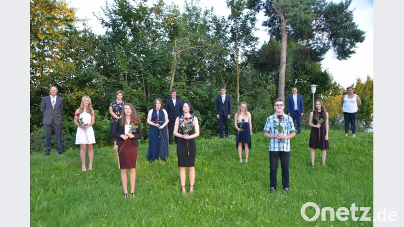 Julia Gollwitzer aus Waldthurn (vorne, Mitte) überzeugt mit einem Notendurchschnitt von 1,22 und einem glatten Prüfungsergebnis von 1,0. Für diese Leistung erhält sie einen Sonderpreis. Corinna Meckl aus Spielberg (vorne, links) schafft einen Notendurchschnitt von 1,33 und Raphael Heuberger aus Woppenhof bei Tännesberg (vorne, rechts) einen von 1,44. Alle M-Schüler haben damit die Mittlere Reife in der Tasche. Bild: dob