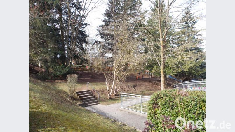 Das Grundstück neben dem bestehenden Kindergarten ist eine Herausforderung für die Planer. Bild: e